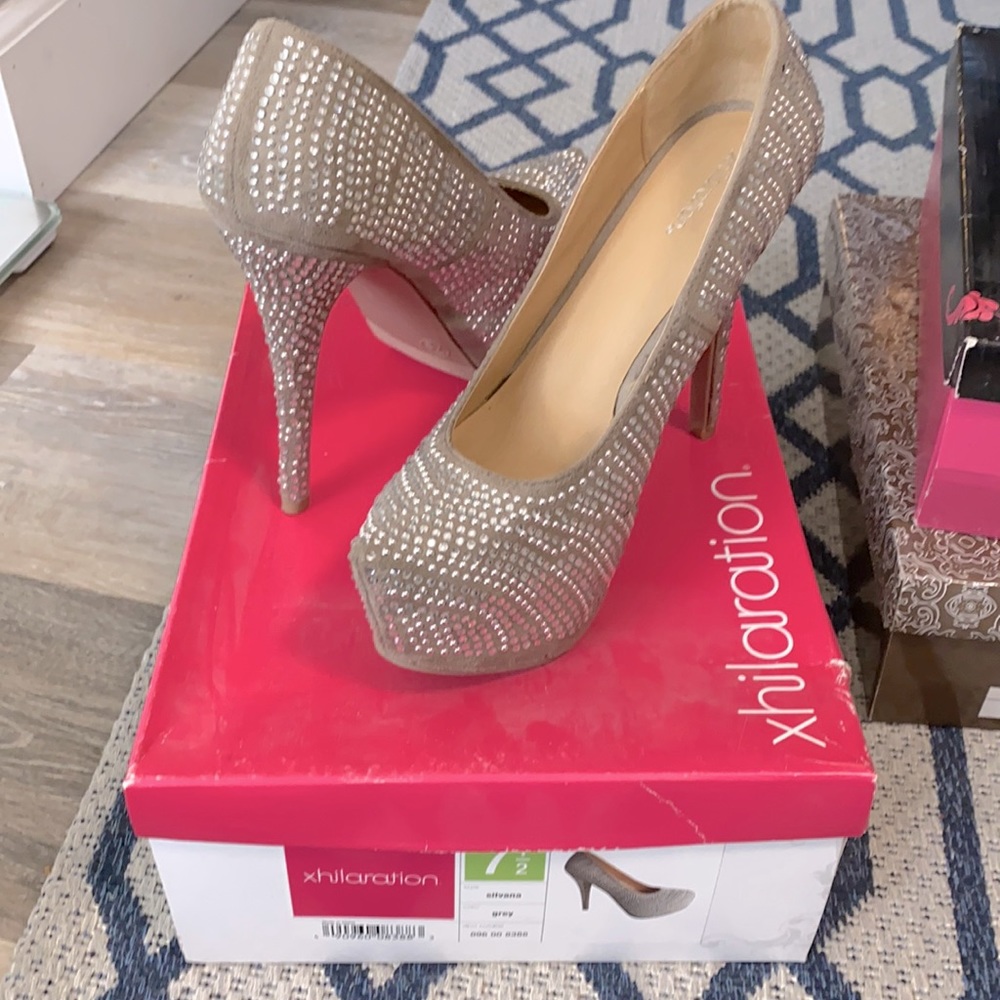 7 1/2 bedazzled pump